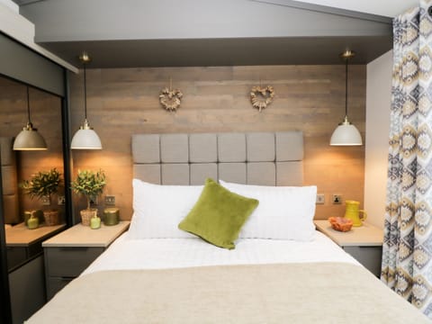 2 bedrooms, individually decorated, individually furnished, free WiFi