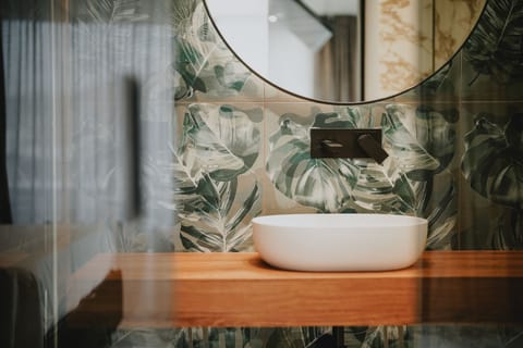 Suite | Bathroom | Shower, rainfall showerhead, free toiletries, hair dryer