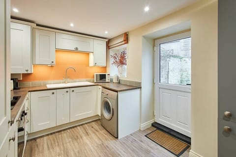 Cinnamon Cottage, Barnard Castle - Host & Stay