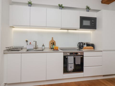 Dishwasher, electric kettle, toaster, cookware/dishes/utensils