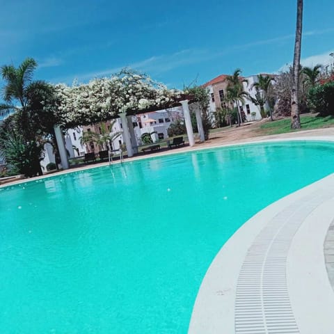 2 outdoor pools