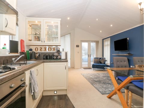 Dishwasher, electric kettle, toaster, cookware/dishes/utensils