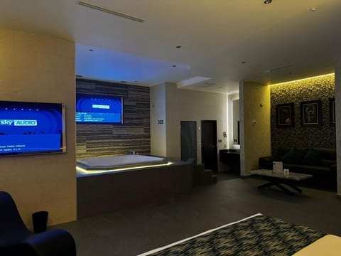 Deluxe Suite, Jetted Tub | Laptop workspace, free WiFi, bed sheets