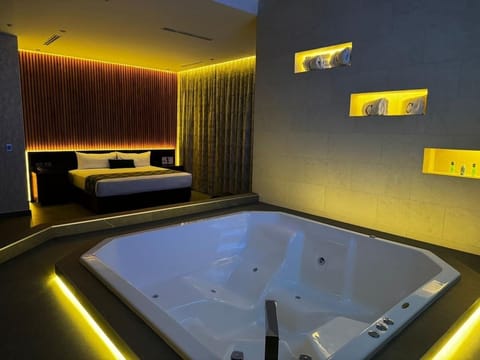 Deluxe Suite, Jetted Tub | Laptop workspace, free WiFi, bed sheets