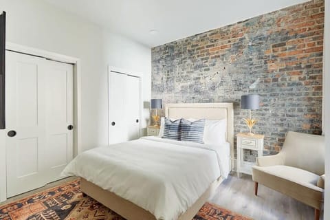 Studio Suite | Iron/ironing board, WiFi (free), bed sheets