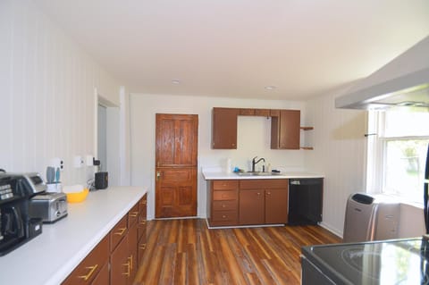 House, Multiple Beds (Broadway Cottage - Convenient locatio) | Private kitchen | Coffee/tea maker