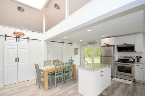 Cabin, Multiple Beds (Black Bear Cabin - The Mountain Retre) | Private kitchen | Oven