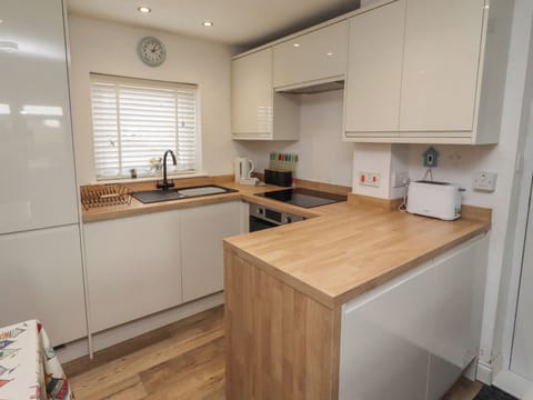 Cottage | Private kitchen | Fridge, cookware/dishes/utensils