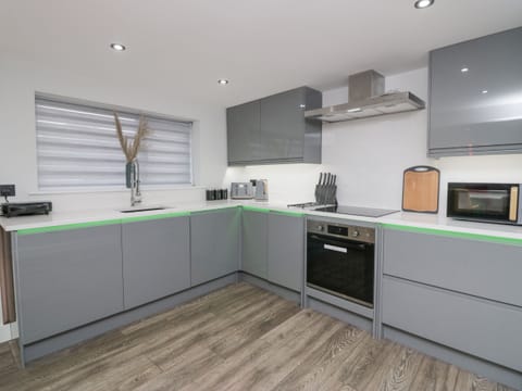 Dishwasher, electric kettle, toaster, cookware/dishes/utensils