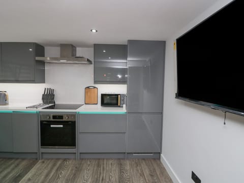 Dishwasher, electric kettle, toaster, cookware/dishes/utensils