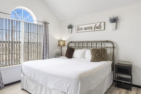 Bedroom 1 - King Bed