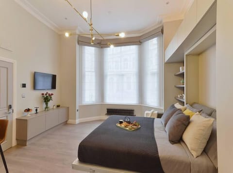 Comfortable double mattress in a wall bed with the latest technology available, easy to use and super convenient!
view with large and bright windows.