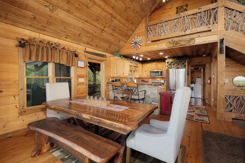 Majestic View - Dining and Kitchen Area