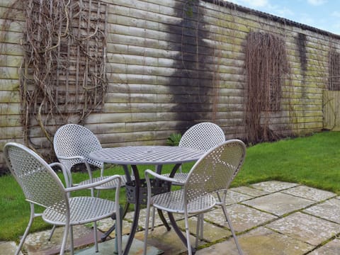 Sitting-out-area | Meadowbrook Farm - The Old Dairy - Meadowbrook Farm Cottages, Moreton, near Thame
