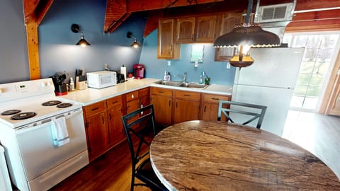 102 Fairview Lane Lower Unit Kitchenet (2)