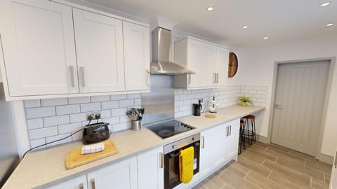 House | Private kitchen | Fridge, microwave, oven, stovetop