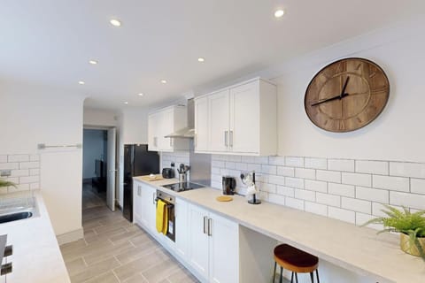 House | Private kitchen | Fridge, microwave, oven, stovetop