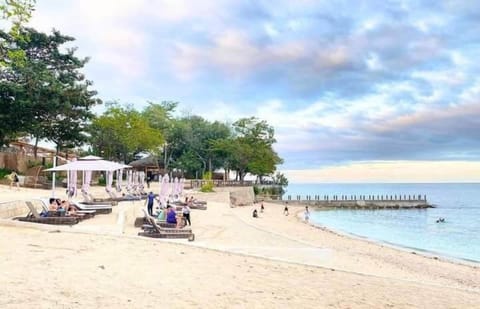 Beach nearby, white sand, beach bar
