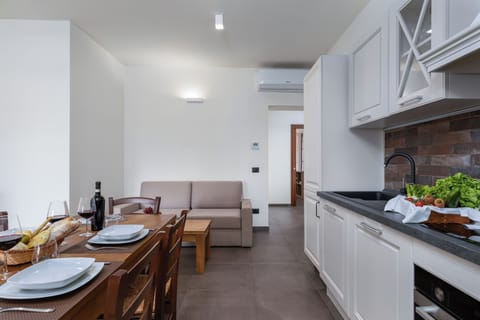 Deluxe Apartment | Private kitchen | Fridge, microwave, oven, stovetop