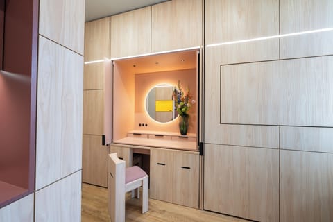 Design Studio Suite | In-room safe, desk, free WiFi, bed sheets