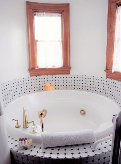 Deluxe Room, 1 Queen Bed, Jetted Tub (The Pasque Flower Room) | Bathroom | Designer toiletries, hair dryer, bathrobes, towels