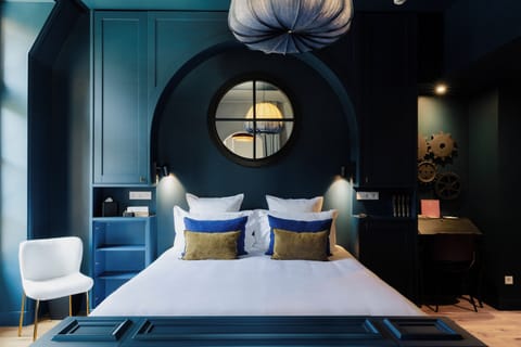 Deluxe Room, 1 King Bed | Premium bedding, free minibar, in-room safe, desk