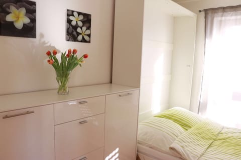 Schlafzimmer mit Schrankbett (140x200)