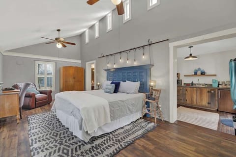 House, 1 King Bed, Patio (511 N Cherry) | 1 bedroom, individually decorated, individually furnished, desk