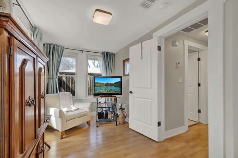 House, 1 Queen Bed with Sofa bed, Patio, City View (802 N Orange St.) | Living area | Fireplace