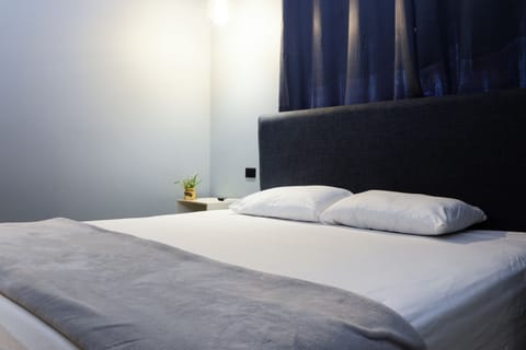 Business Room, 1 Queen Bed, Private Bathroom | Premium bedding, down comforters, desk, blackout drapes