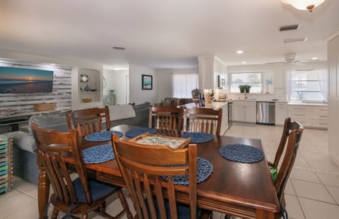 open concept dining, living room and kitchen