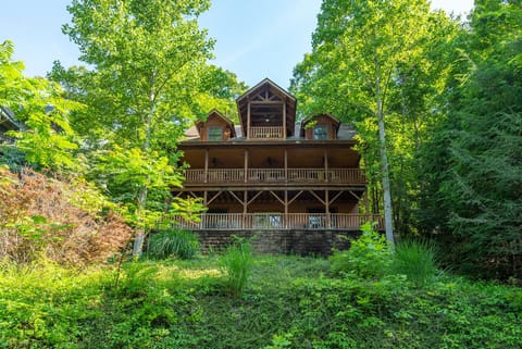 Sleeping 20 and offering unbeatable mountain views, Linger Longer Lodge is perfect for any gathering!