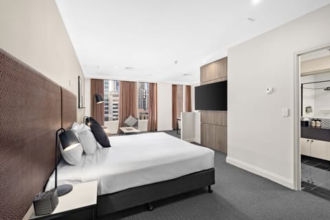 Deluxe King Studio | Desk, blackout drapes, iron/ironing board, free WiFi