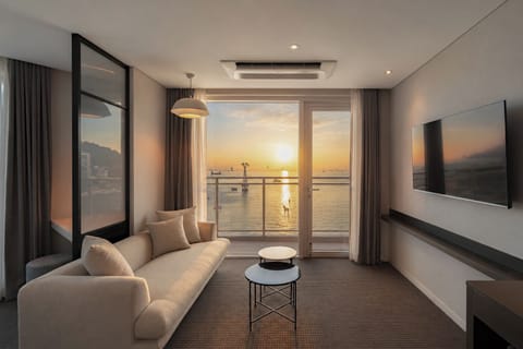 Studio Suite W Ocean | Hypo-allergenic bedding, desk, laptop workspace, blackout drapes