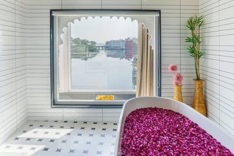 Panoramic Studio Suite, 1 King Bed, Smoking, Lake View | Bathroom