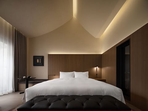 Exclusive Room, 1 King Bed, Courtyard View | Down comforters, minibar (free items), WiFi (free)