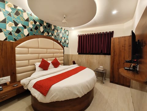 Deluxe Suite | Laptop workspace, bed sheets
