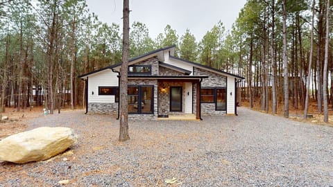 Hillside Escape is a stunning luxury cabin located in Bear Ridge near Broken Bow Lake and Beavers Bend State Park.