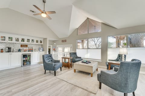 Sitting Area | Coffee Bar | 1st Floor