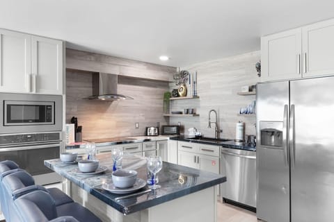 Condo, 1 King Bed with Sofa bed (The Summit 616) | Private kitchen