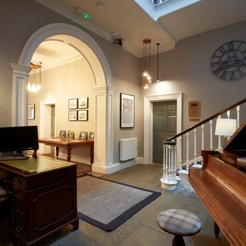 House | 1 bedroom, desk, iron/ironing board