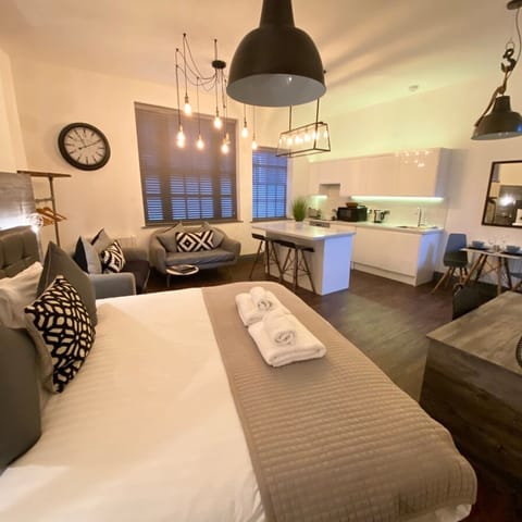 House | 1 bedroom, desk, iron/ironing board