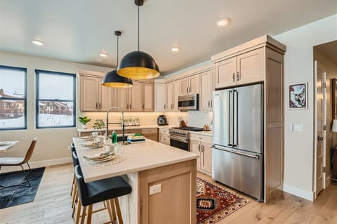 Wonderful Modern Kitchen with Brand New Appliances