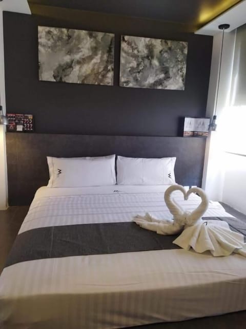 Elite Room, 1 King Bed | 1 bedroom, in-room safe, blackout drapes, free WiFi