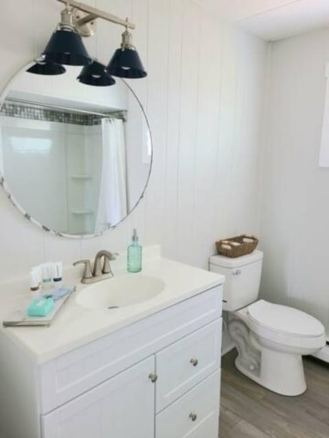 Family Suite, 2 Bedrooms | Bathroom | Free toiletries, hair dryer, towels