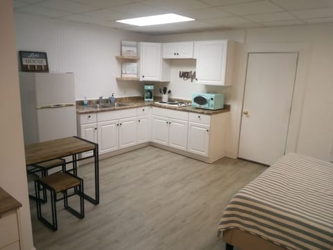 Standard Studio | Private kitchen | Microwave, coffee/tea maker