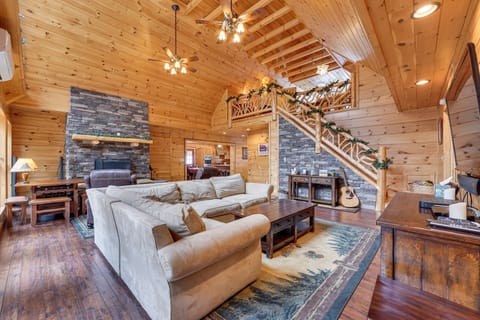 Old Forge Vacation Rental | 3BR | 2.5BA | 2,300 Sq Ft | 1 Step to Enter