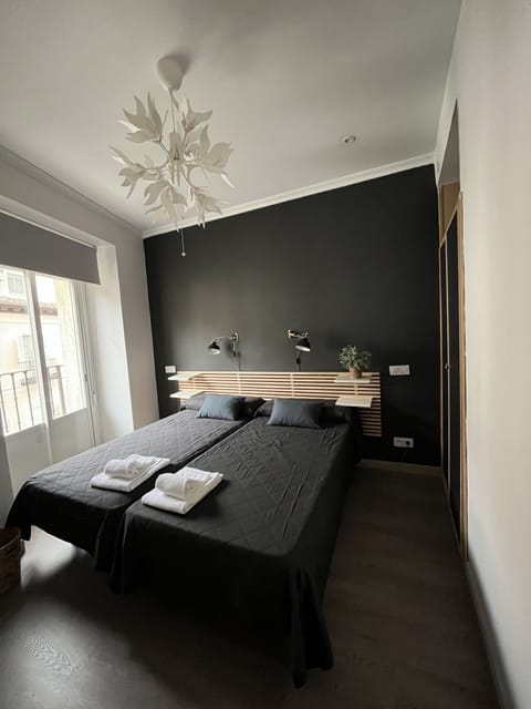 Twin Room, 2 Twin Beds | Desk, free WiFi, bed sheets