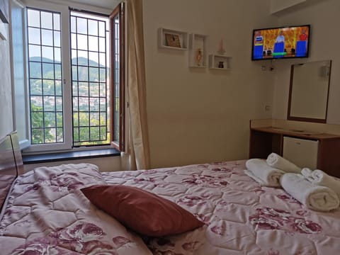 Comfort Room | Desk, blackout drapes, free WiFi