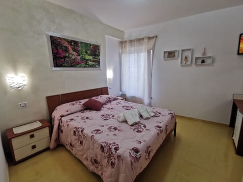 Deluxe Room | Desk, blackout drapes, free WiFi